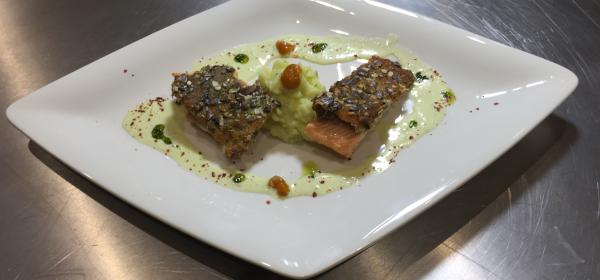 Lachsforellenforellenfilet in der Kürbiskernkruste mit Erdäpfel Bärlauch Püree auf Frühlingszwiebelschaum