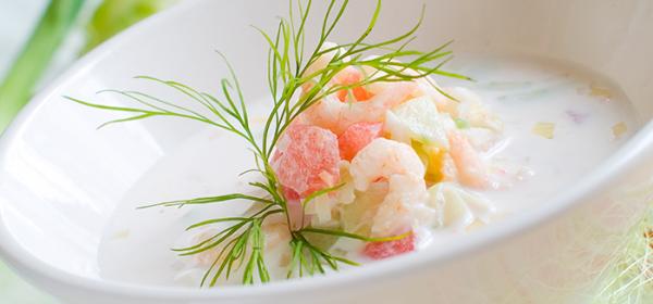 Geeiste Gurkensuppe mit Räucherlachsstreifen