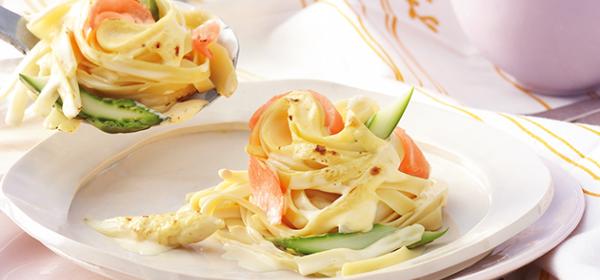 Nudelnester mit Lachs und Spargel