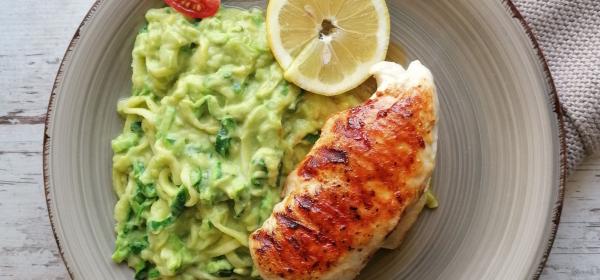 Gebratenes Hühnerfilet mit Zoodles und Avocadosauce