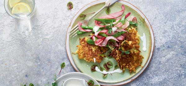 Pastinakenrösti mit Rhabarber und Erbsenschoten