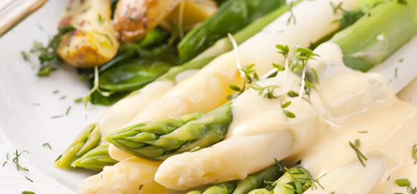 Grün-weißer Spargel mit Kresse-Hollandaise 