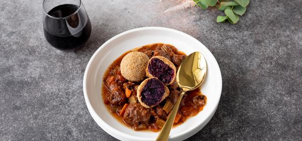 Gebackene Rotkrautknödel auf Wildschweinragout