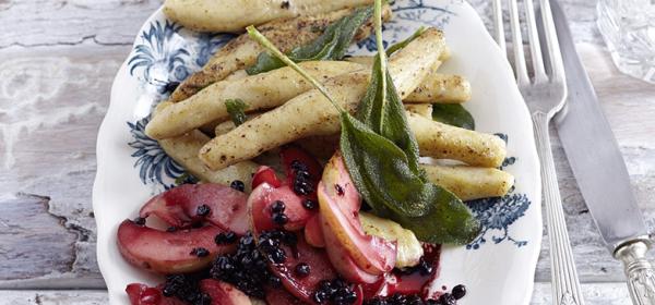 Salbei-Schupfnudeln mit Apfel-Holunder