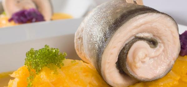 Rollmops von der Forelle auf Kürbiszwiebel