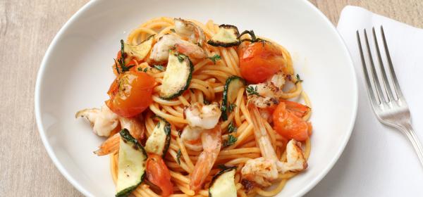 Spaghetti mit Garnelen, Zucchini und Tomaten