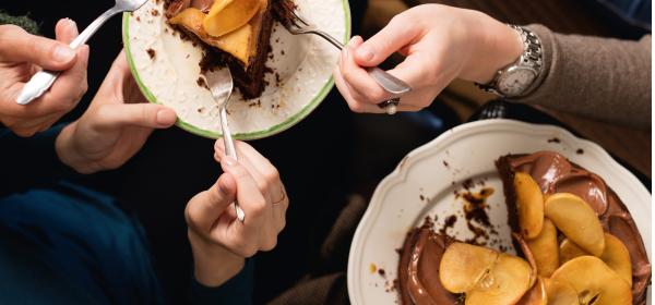 Schokoladentorte mit karamellisierten Äpfeln