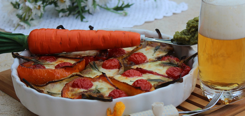 Gegrillte Paprikaschoten mit Kirschtomaten, Mozzarella und Basilikum-Pesto