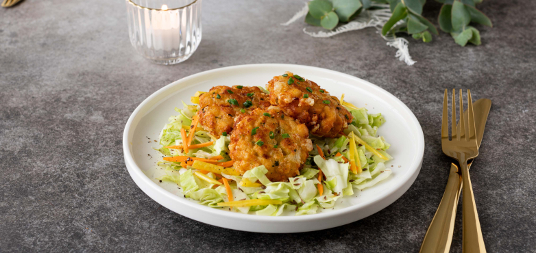 Kaspressknödel auf Kohlsalat