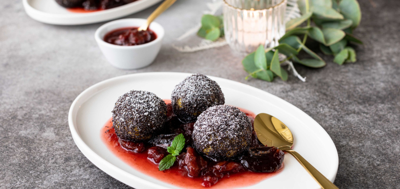 Mohn-Grießknödel auf Zwetschkenröster