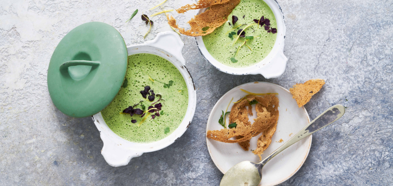 Frühlingskräutersuppe mit Kornspitzcracker und Zitronen