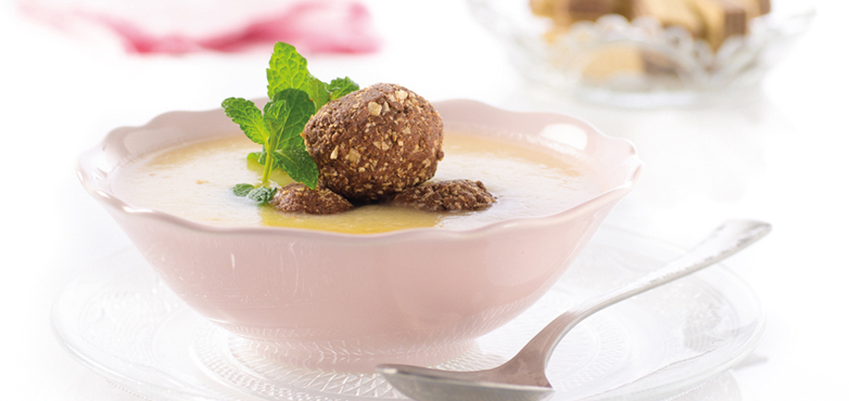 Süße Apfelsuppe mit Manner-Schnitten-Knödel