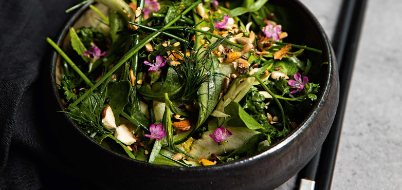 Knackiger Kräutersalat mit Fenchel und Gurke