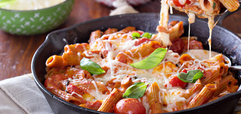 Überbackene Penne mit Tomaten und Thunfisch