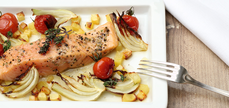 Lachs aus dem Backofen mit Fenchel, Tomaten und Thymian-Kartoffeln