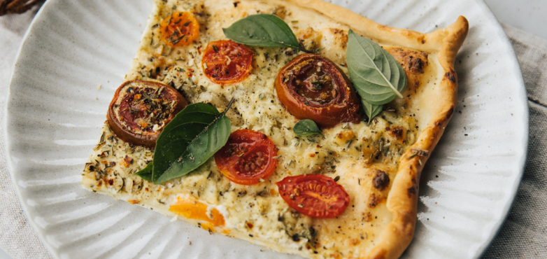 Tomaten-Kräuter Flammkuchen