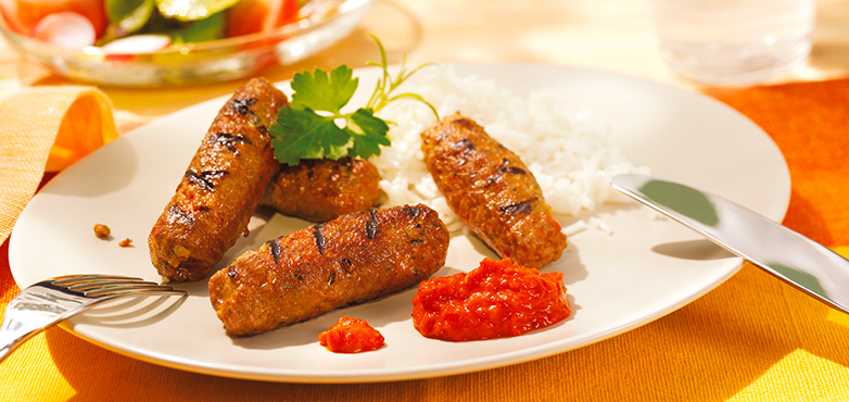 Cevapcici mit Tomaten und Zwiebeln