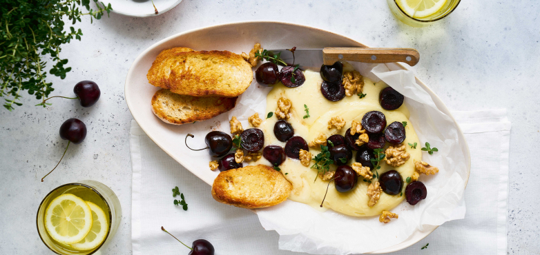 Warmer Camembert mit gerösteten Kirschen