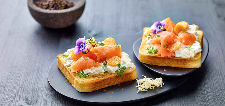  Ölz Butter Toast mit Räucherlachs, Veilchen, Physalis, Honig, Senfgurken, Ricotta & Dillkraut