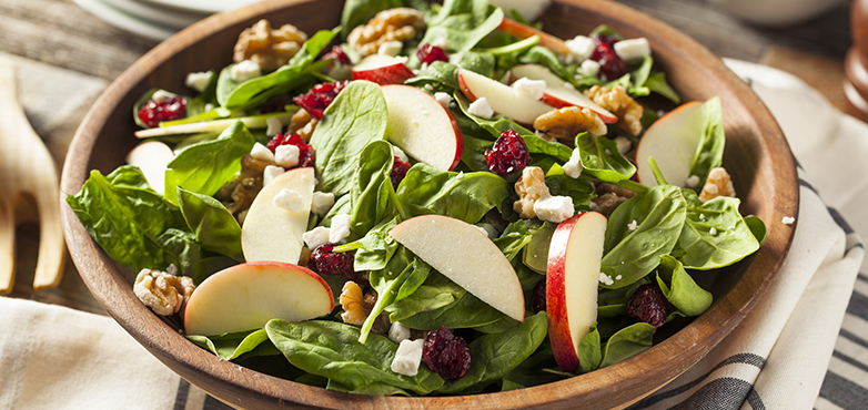 Herbstlicher Salat mit Äpfel und Nüssen