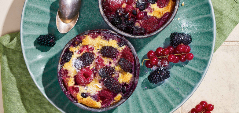 Clafoutis mit Beeren und Rosenzucker 