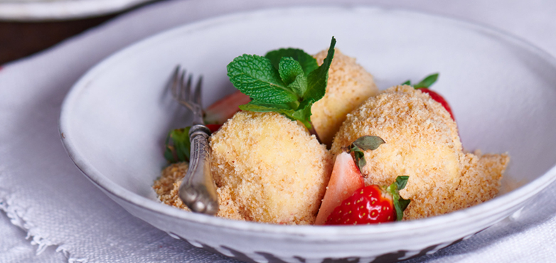 Topfenknödel mit Erdbeersauce