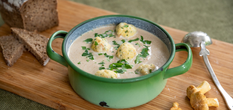 Eierschwammerlsuppe mit Bröselknödel