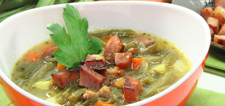 Fisolensuppe mit Speckwürfel