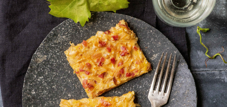 Zweierlei Zwiebelkuchen – halb Speck, halb Käse-Kümmel