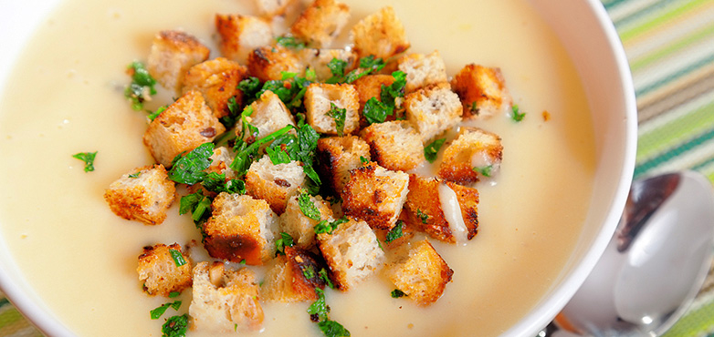 Rahmsuppe vom Magdalenenkäse mit Jungzwiebeln und Croutons 