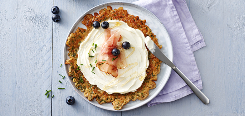 Kräuter-Pfannkuchen mit Schinken, Blaubeeren und Ahornsirup