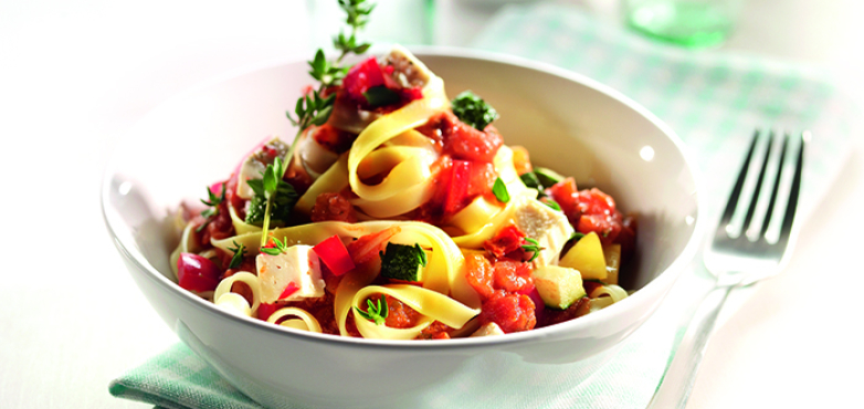 Tagliatelle alla Bolognese Paprika, Zucchini und marinierten Schafskäsewürfeln