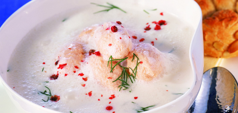 Rieslingschaumsuppe mit feinen Lachsknödeln