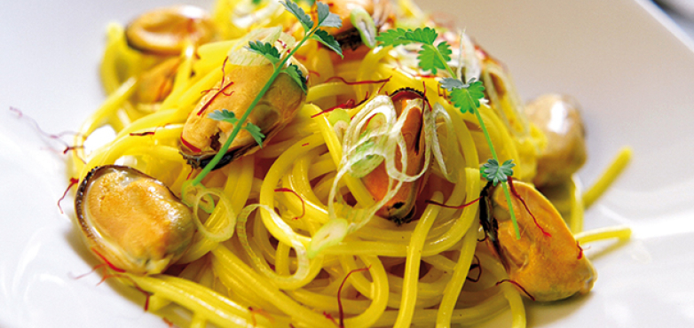 Spaghetti mit Muscheln, Safran und Knoblauch