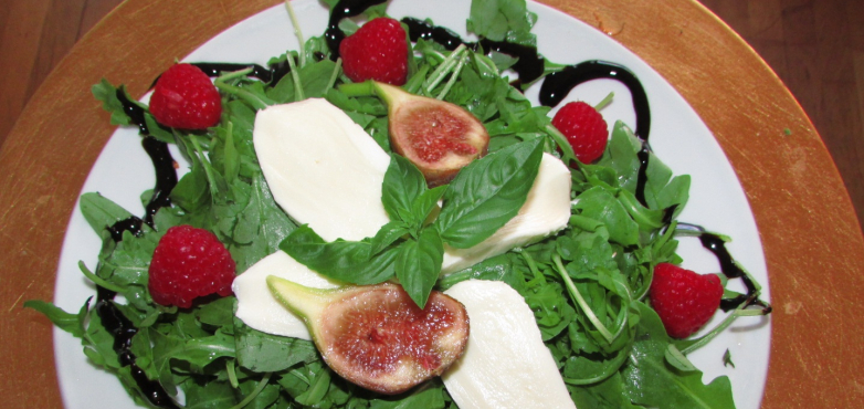 Leichter Feigen-Himbeer-Rucola Salat mit Mozzarella