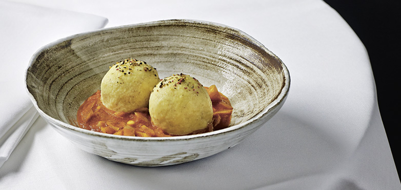 Grammelknödel mit Tomaten-Ingwerkraut