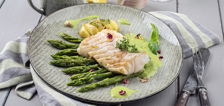 Gebratenes Fischfilet auf Erbsenpüree