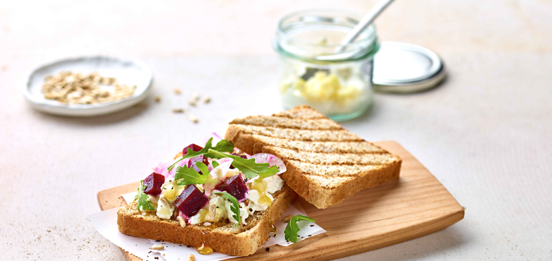 Ölz Mehrkorn Toast mit rote Rüben, Apfel-Kren, Chioggia Rübe & geröstete Sonnenblumenkerne 