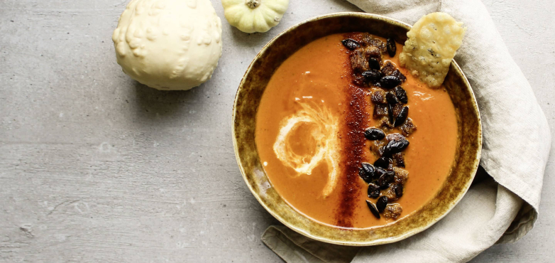 Bunte Kürbiscremesuppe mit Kürbiskern-Topping