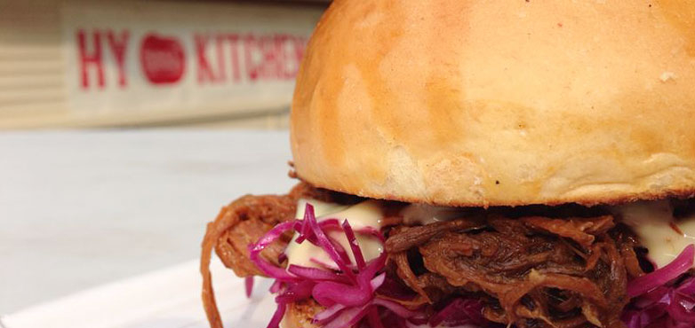 Duck Confit Burger mit getrüffelter Honig Sauce im Brioche Bun