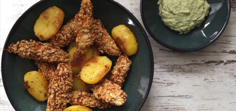 Knusprige Fischsticks in Sesamkruste mit Bratkartoffeln und Avocadodip 