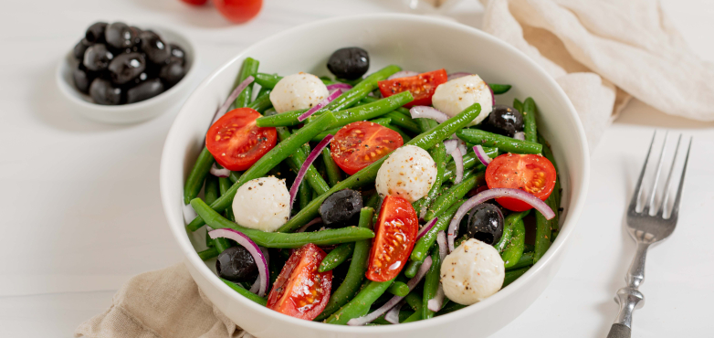 Fisolensalat mit Tomaten, Mozzarella und Oliven