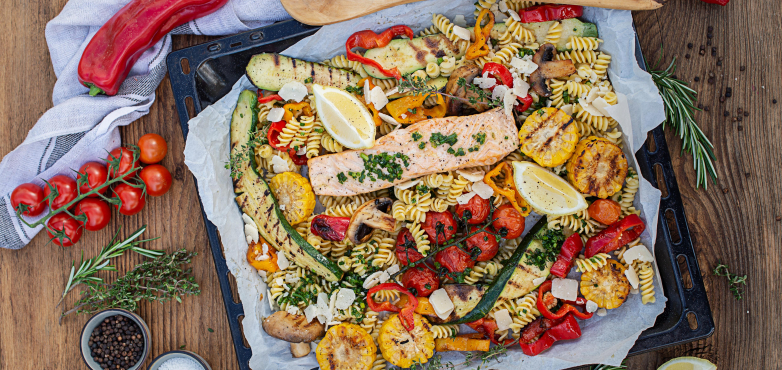 Nudeln in Kräuter-Öl Marinade mit Grillgemüse & Lachs