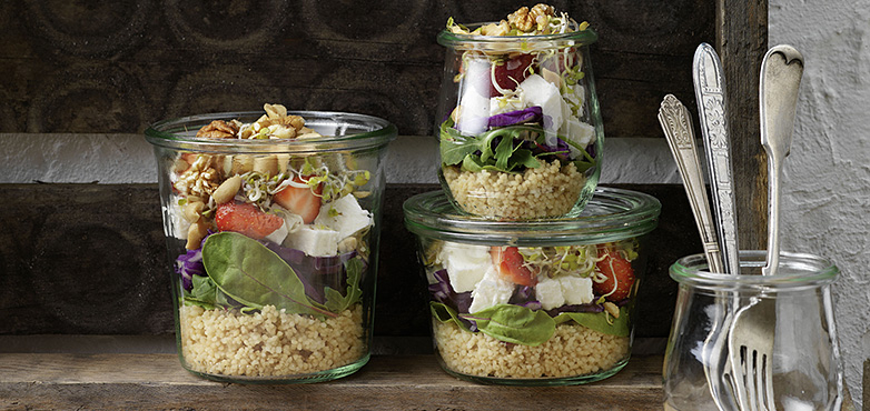 Couscous-Erdbeer-Spinat-Salat mit Schafkäse und Nüssen