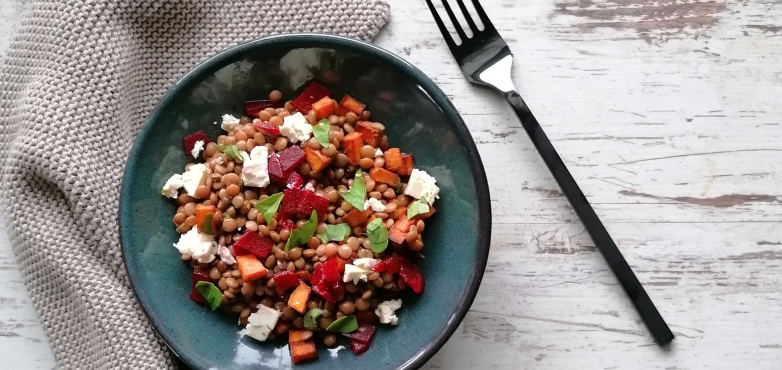 Linsensalat mit Süßkartoffel, roten Rüben, Feta, Rucola