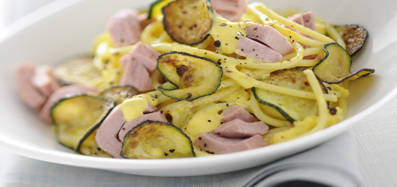 Spaghetti alla Carbonara mit Thunfisch und Zucchini