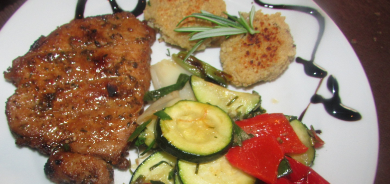 Gegrillte Schweinefiletsteaks kreolisch mariniert mit Grillgemüse und Polentataler: