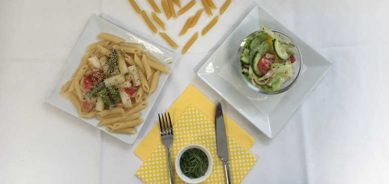 Spargelpfanne mit Penne und gerösteten Hanfsamen