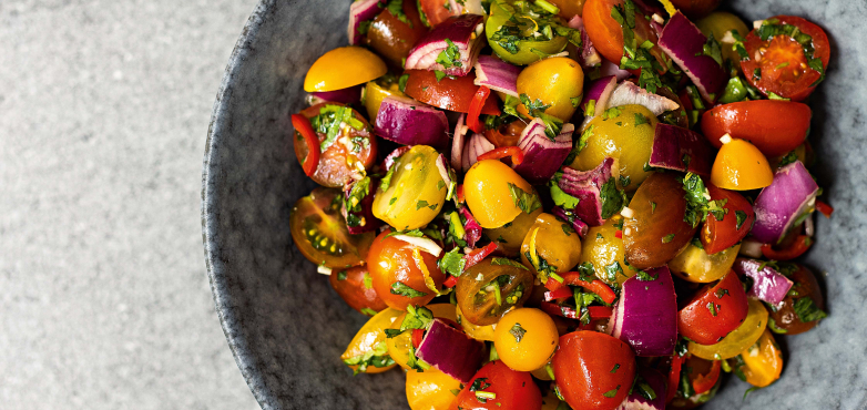 Bunter Kirschtomatensalat mit Chili und Kräutern