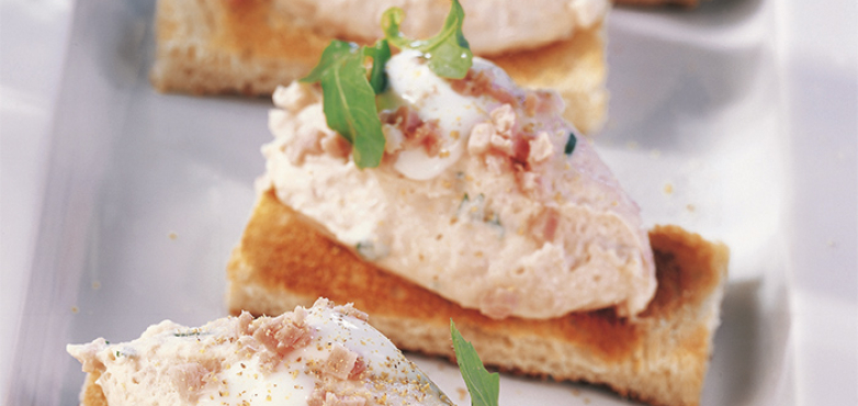 Schinkenmousse auf getoastetem Weißbrot